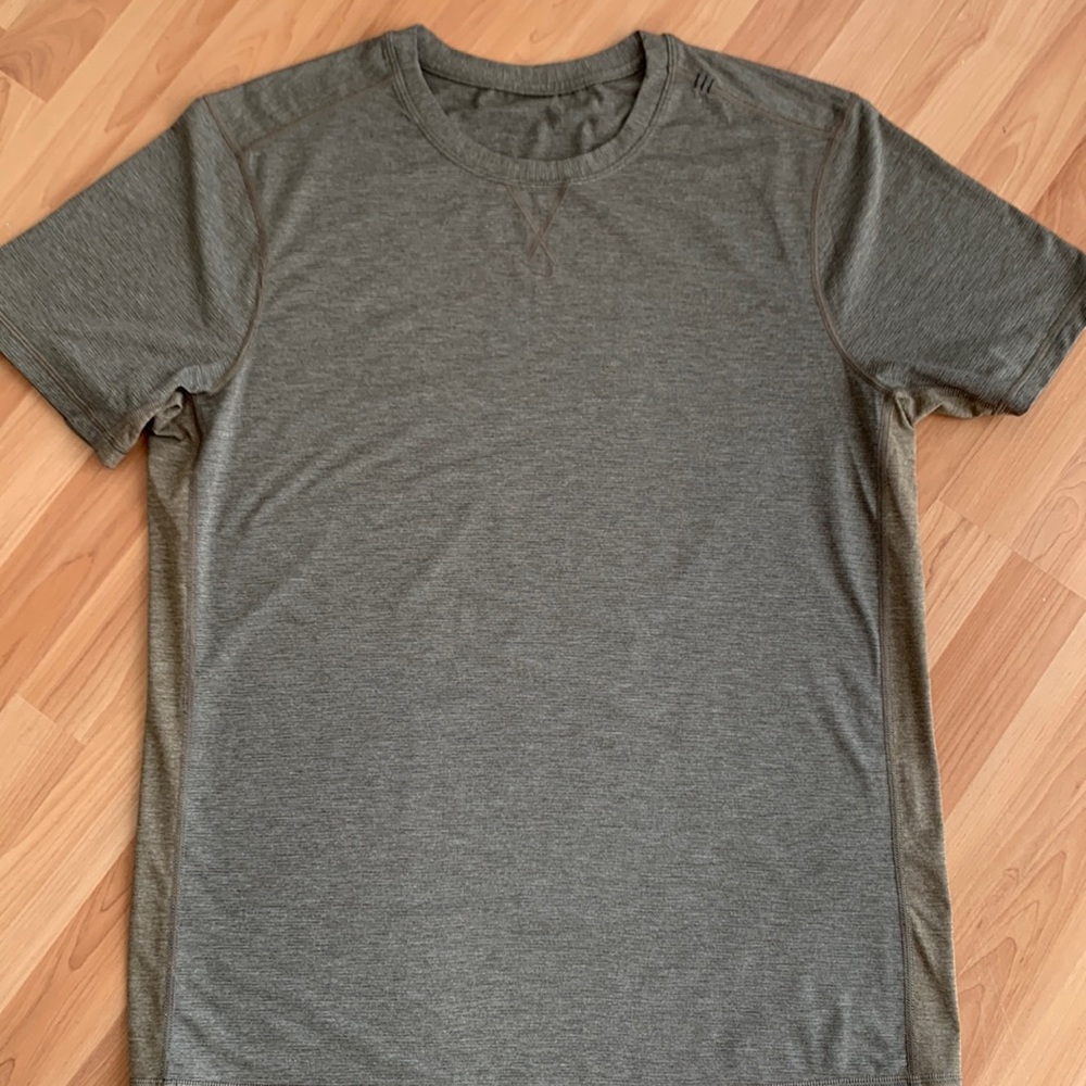 Lululemon athletica Men’s short sleeve shirt. Size XL